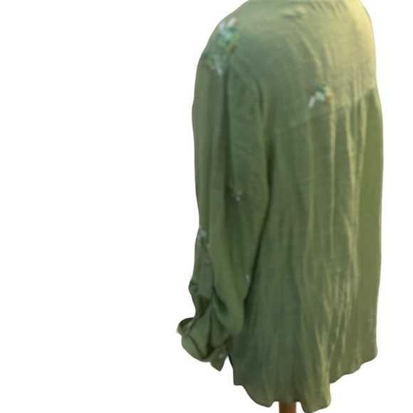 Fig & Flower Green Floral Embroidered 1x Rolled Sleeve Button Front Blouse - Picture 3 of 5
